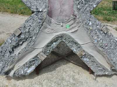 Secondo l�artista barese Domenico Mazzilli si tratterebbero di meri calchi. �L� c�erano delle forme preesistenti a rilievo che sono state tolte dal cemento lasciando cos� la loro impronta sul materiale di scarto � afferma l�esperto �. Probabilmente chi le ha rinvenute vi ha intravisto delle figure umane e, aggiungendovi elementi con la tecnica del collage, ha reso le forme �vive�